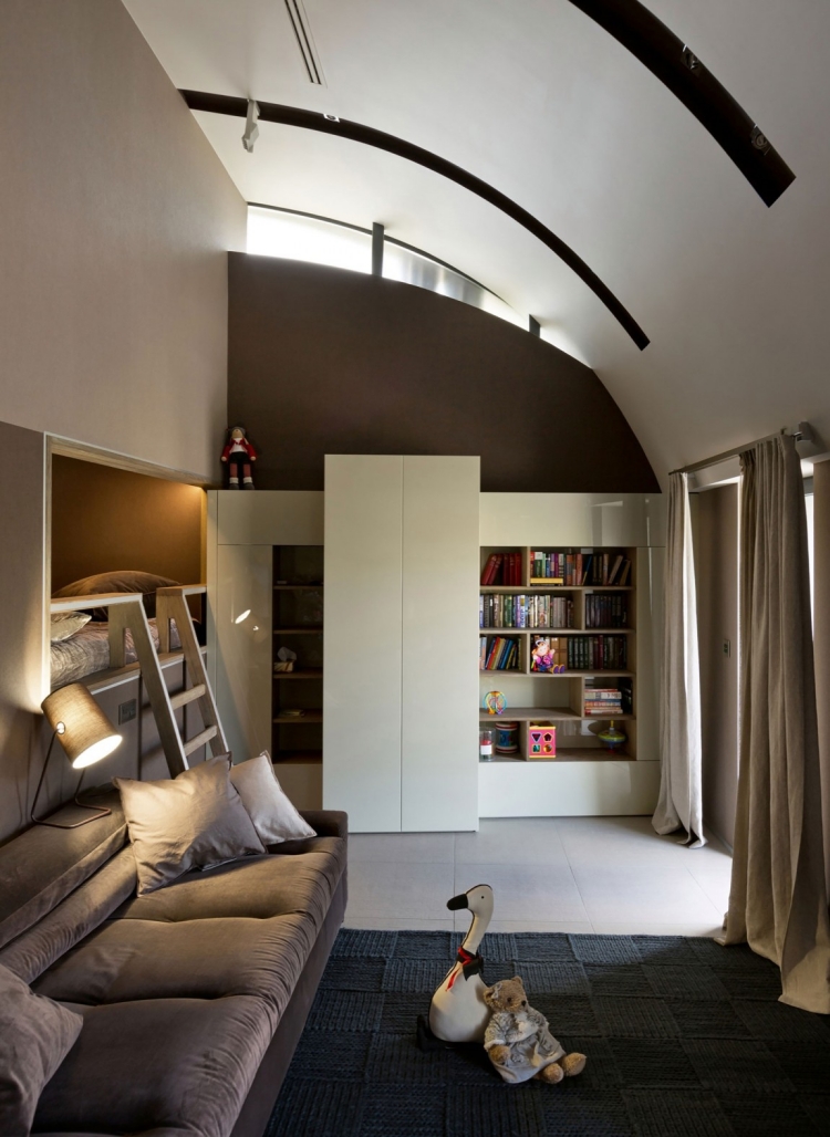 chambre-enfant-lit-alcove-canape-marron-plafond-voute