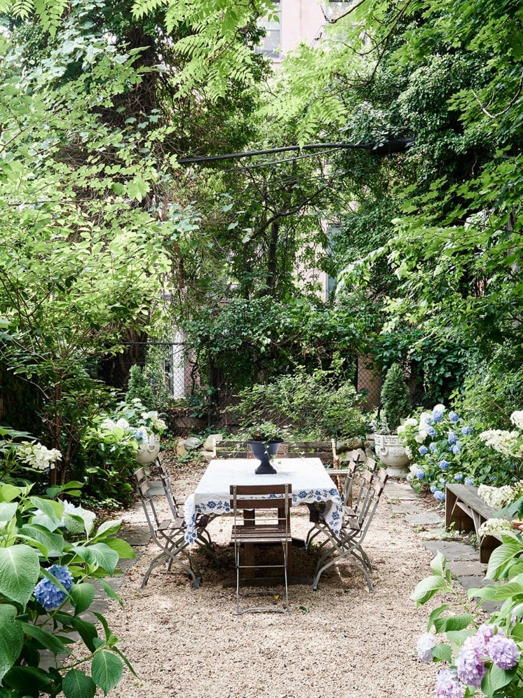 coin repas -chaises-bois-metal-table-carree-hortensias-arbres