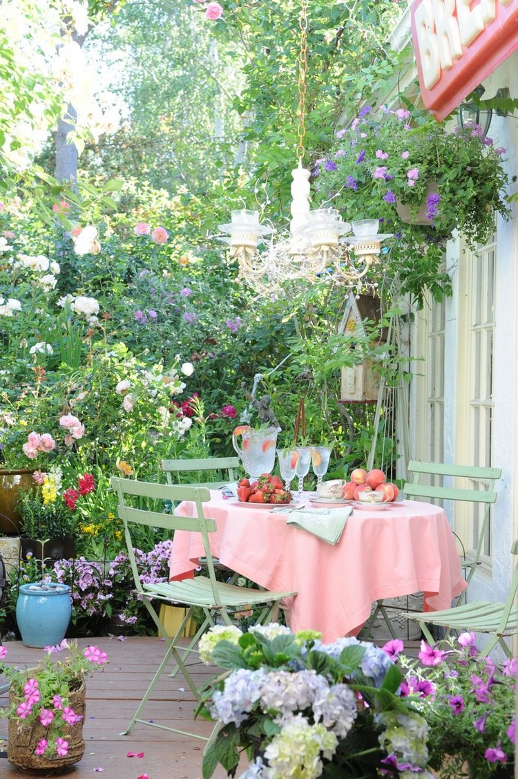 coin repas -chaises-bois-metal-vert-clair-nappe-table-rose-rosiers-hortensias-petunias