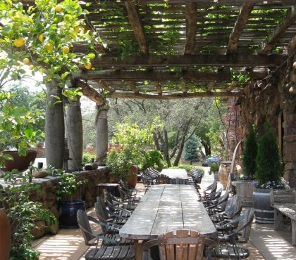 coin repas -pergola-bois-vignes-grimpantes-table-chaises-bois-carrelage-terre-cuite