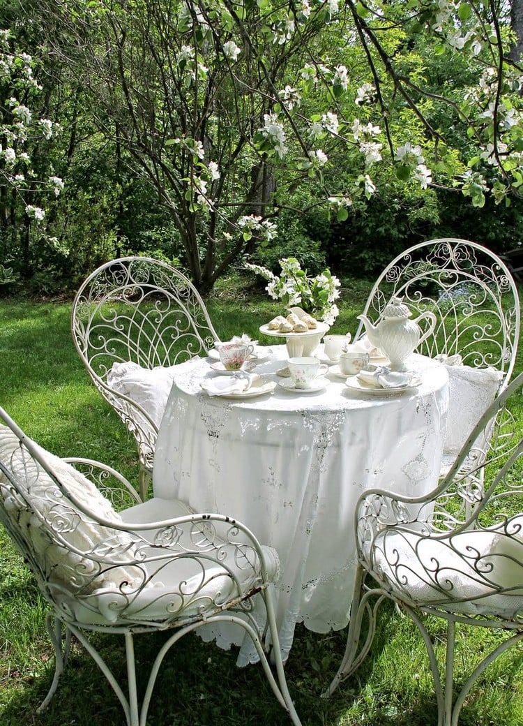 coin repas -shabby-chic-nappe-blanche-chaises-fer-forge-blanc