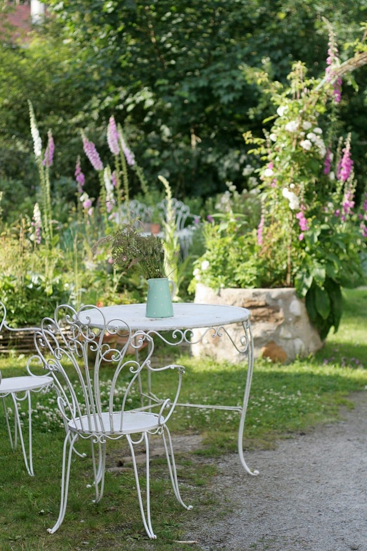 coin repas -table-chaises-fer-forge-style-shabby-chic