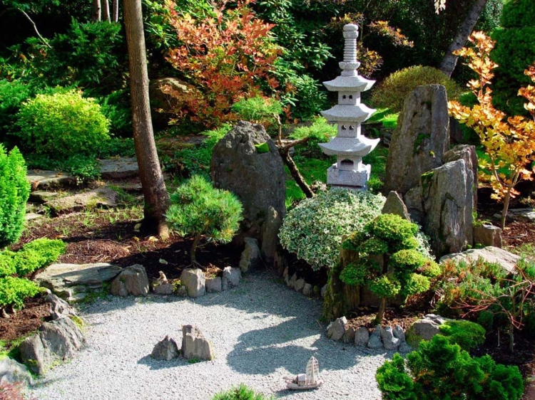 création de jardin –style-asiatique-statuette-japonaise-gravier-décoratif-conifères