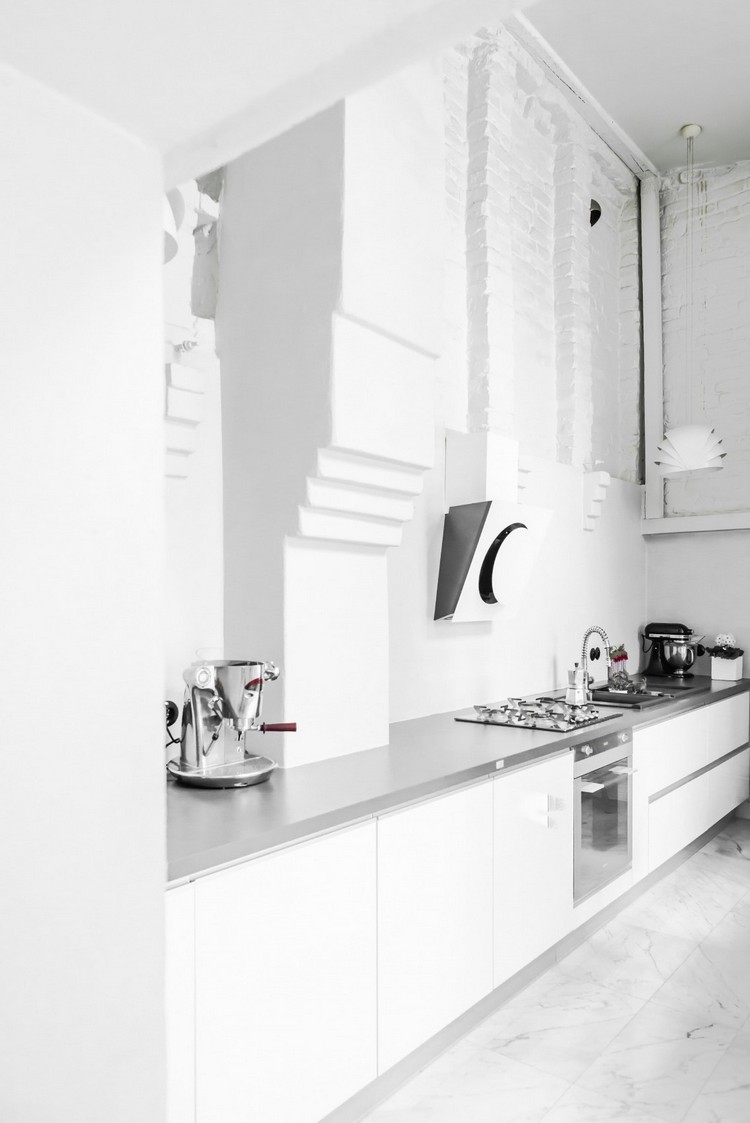 cuisine-blanche-scandinave-armoires-blanc-gris-carrelage-sol-marbre-blanc