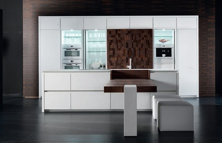cuisine-design-italienne-électroménager-intégré-meubles-blanc-laqué-lambris