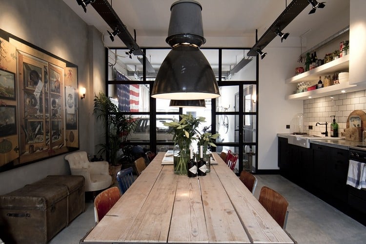 cuisine industrielle -table-bois-chaises-effet-vieilli-suspension-métal-armoires-noir-blanc-amsterdam