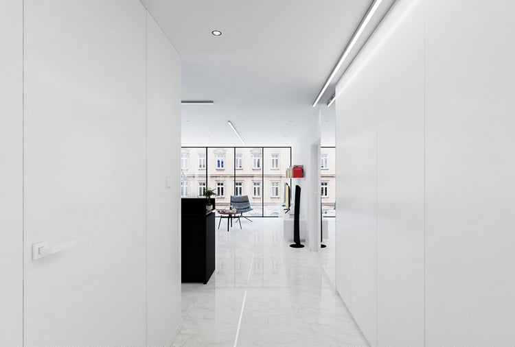 décoration-noir-blanc-couloir-armoires-rangmenet-sol-marbre