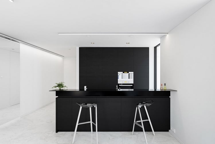 décoration-noir-blanc-cuisine-design-ultra-moderne-ilot-bar