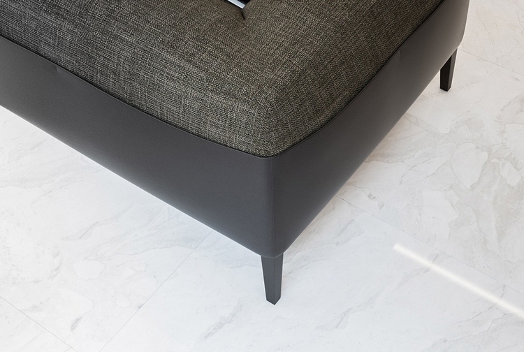 décoration-noir-blanc-gros-plan-sol-marbre-piètement-canapé