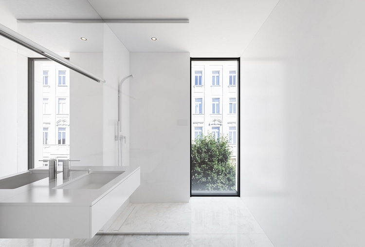 décoration-noir-blanc-salle-bains-avec-fenêtre-douche-italienne