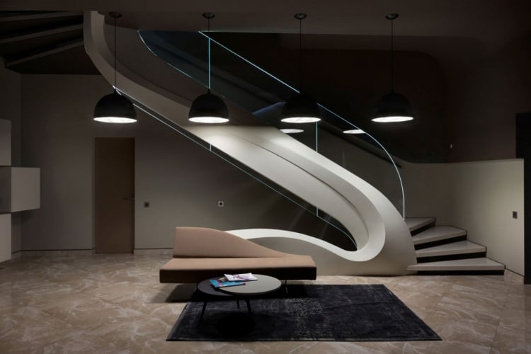 escalier-interieur-moderne-design-organique-canape-marron-clair