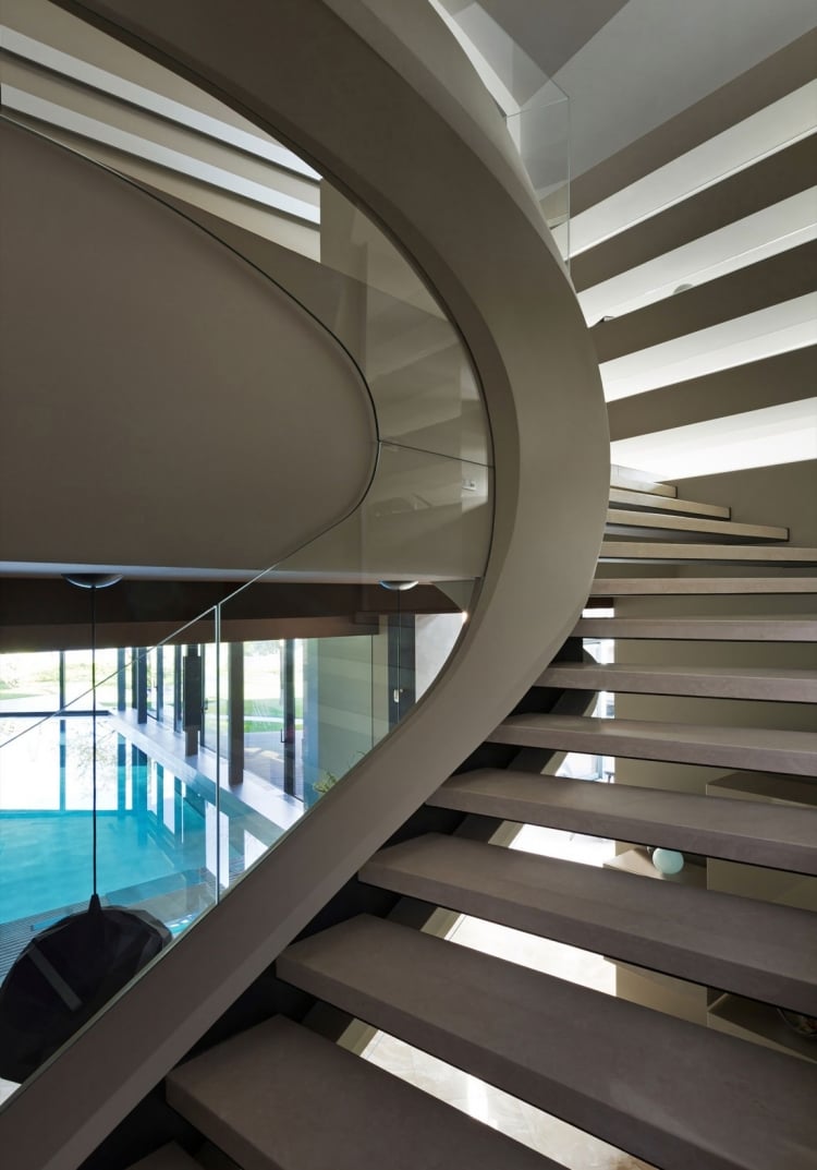 escalier-tournant-moderne-blanc-rampe-verre