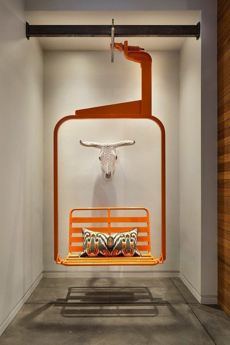fauteuil-suspendu-design-unique-forme-télésiège-métal-orange
