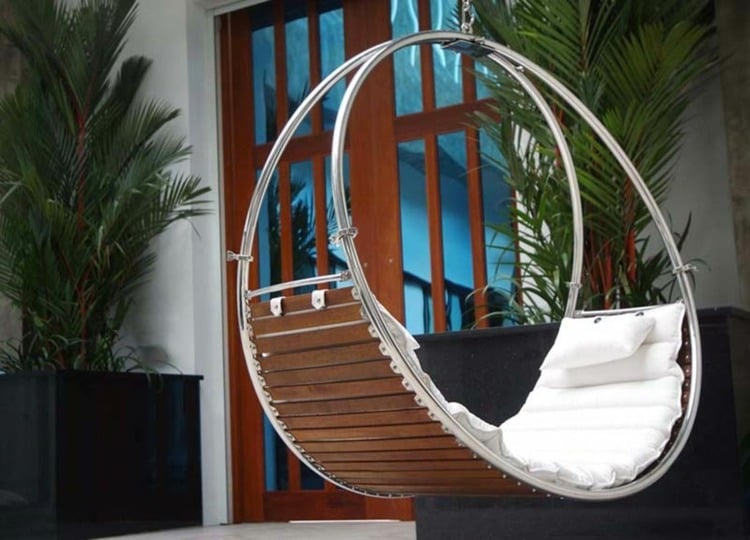 fauteuil-suspendu-extérieur-design-moderne-métal-bois-matelas-coussin-blancs