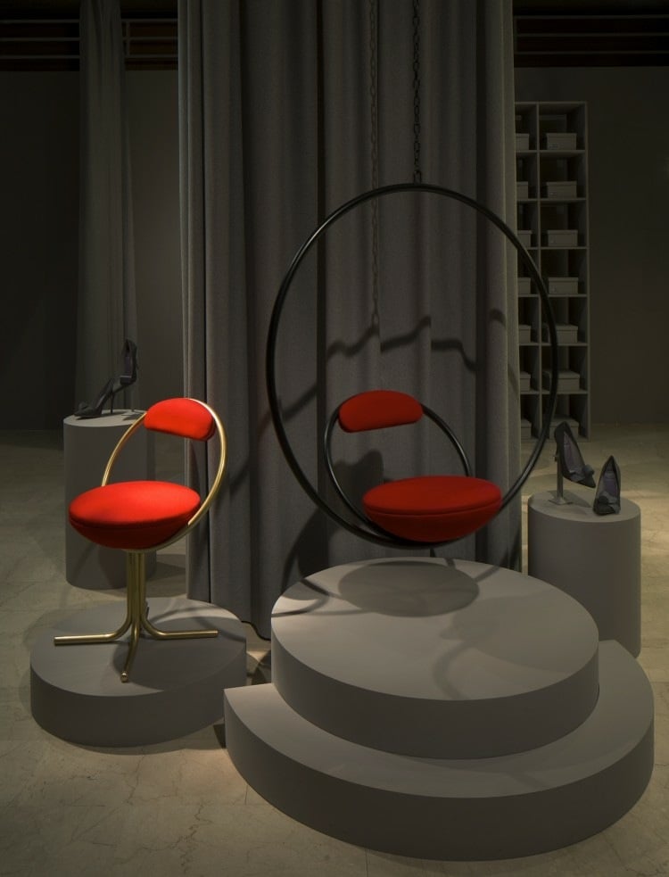 fauteuil-suspendu plafond chaise pied central intérieur-extérieur siège rouge