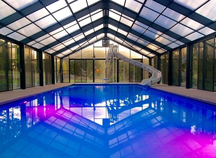 grande-piscine-couverte-toboggan-grandes-baies-vitrées