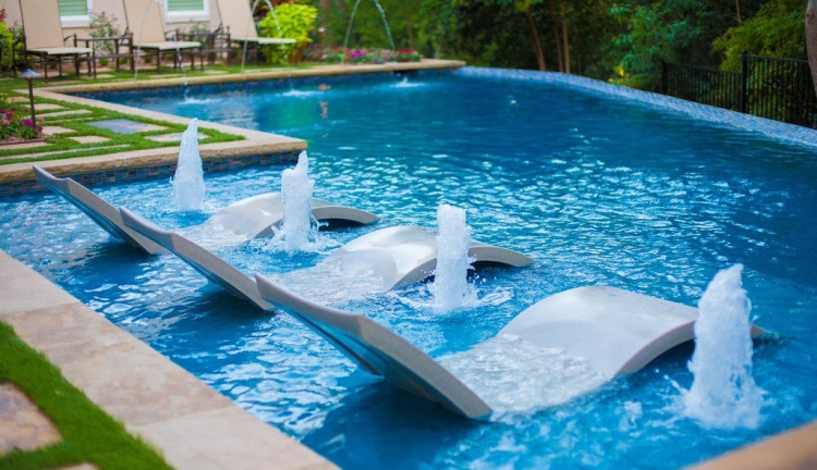 grande-piscine-entrrée-transats-forme-vague-intégrées