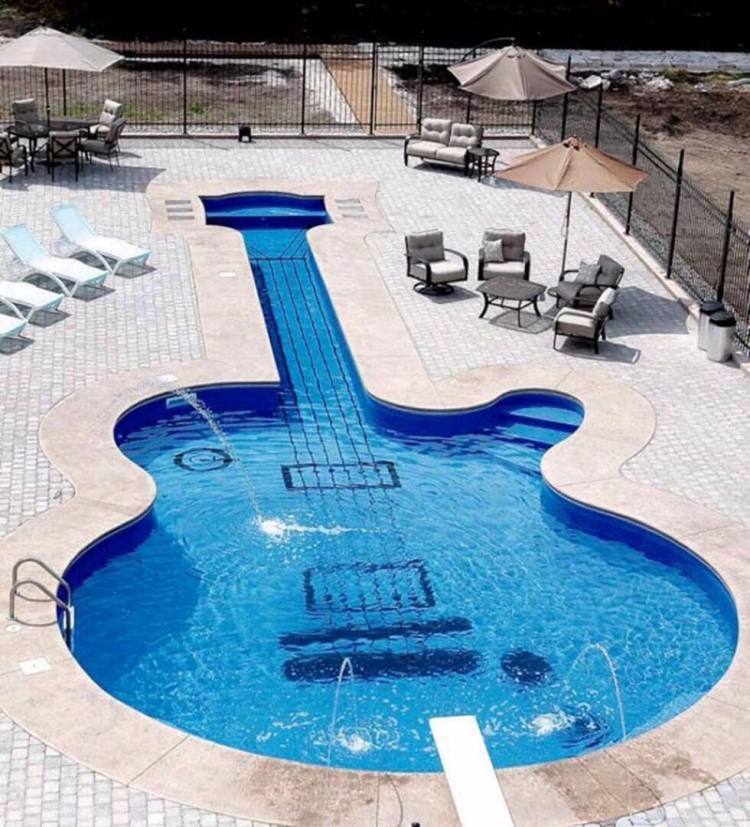 grande-piscine-extérieure-forme-guitare-mobilier-jardin