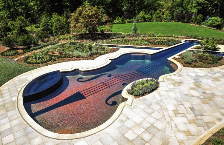 grande-piscine-extérieure-forme-guitare-terrasse-pierre