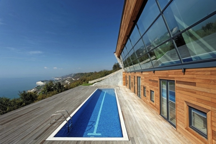 grande-piscine-extérieure-forme-rectangulaire-terrasse-bois-vue-panoramiqe
