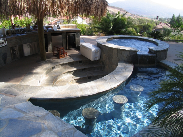 grande-piscine-extérieure-sol-pierre-naturelle-palmiers-exotiques