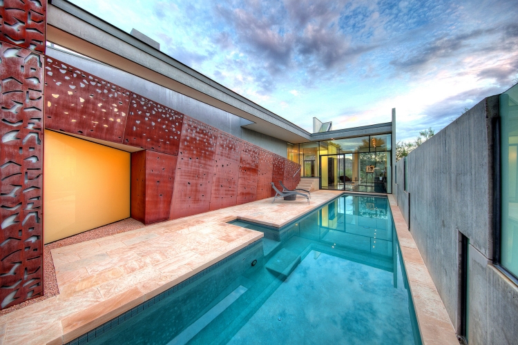 grande-piscine-extérieure-terrasse-pierre-beige-transats