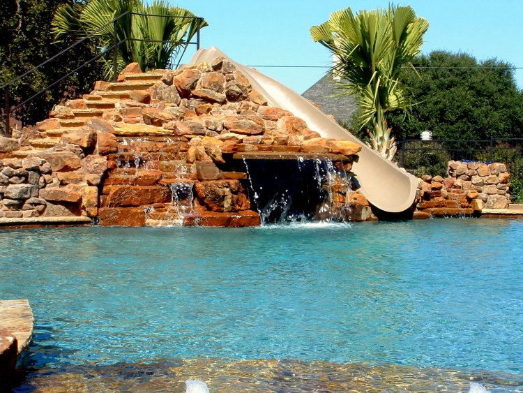grande-piscine-extérieure-toboggan-pyramide-pierre-nautrelle