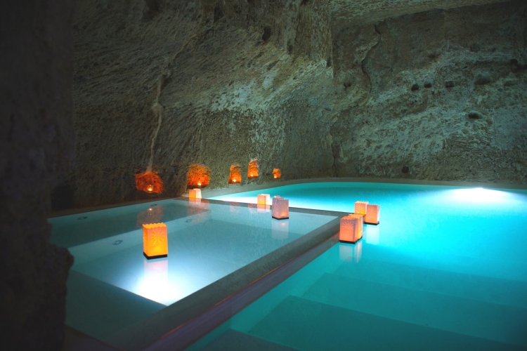 grande-piscine-grotte-bougies-décoratives-élcairage-LED