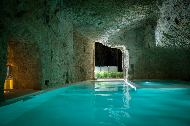 grande-piscine-grotte-exotique-domus-civita-maison-médiévale-italie