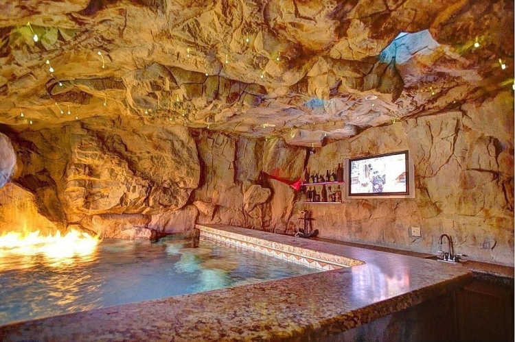 grande-piscine-grotte-éclairage-design-télé-intégrée