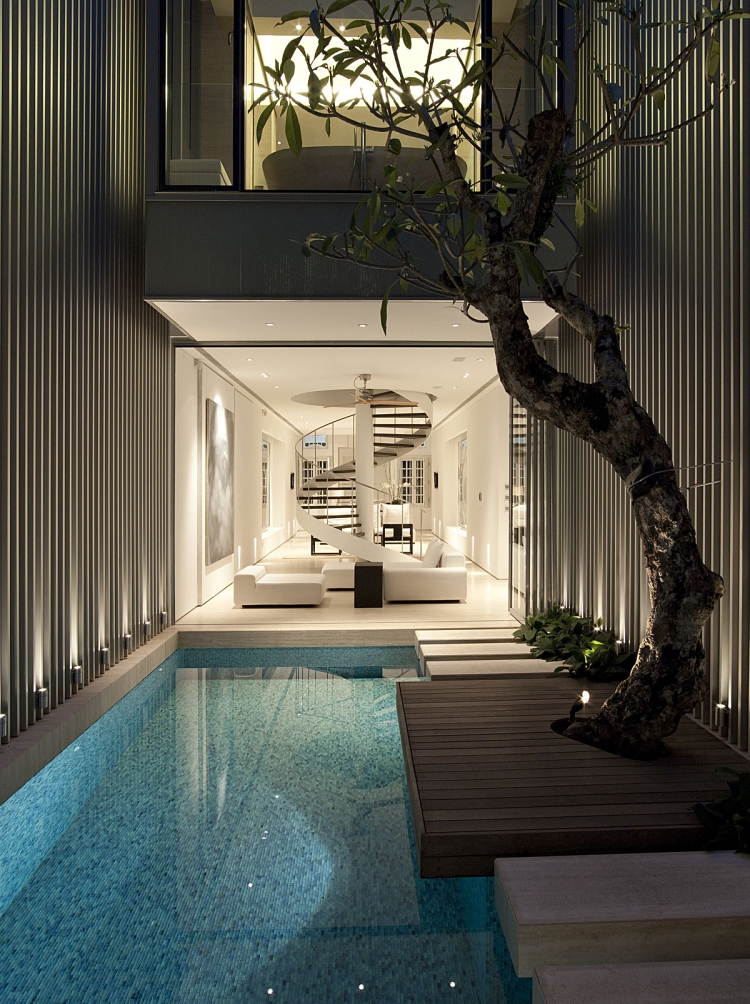 grande-piscine-intérieure-arbre-mobilier-design-blanc-esclaier