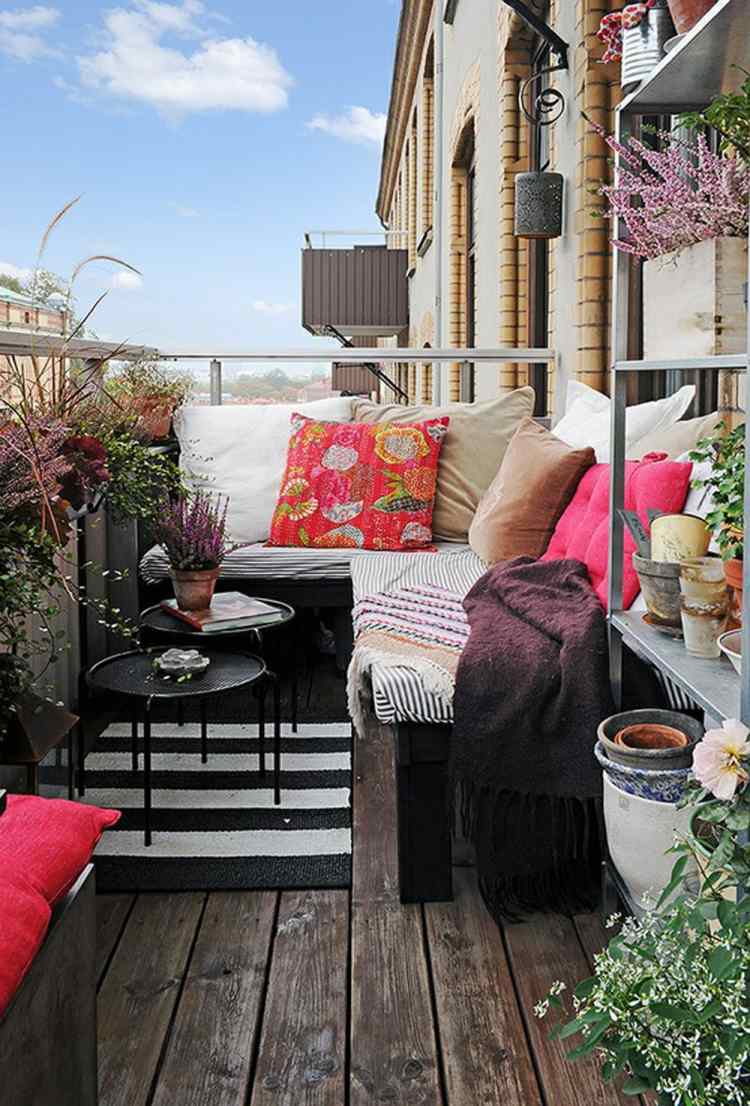 jardin-balcon-canapé-angle-tables-rondes-plantes-terrasses