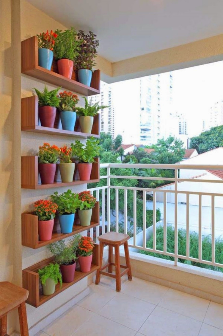 jardin-balcon-idées-rangement-mural-pots-multicolores