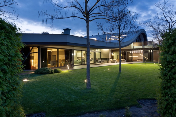 jardin et terrasse -maison-architecte-toit-courbe-luminaire-exterieur