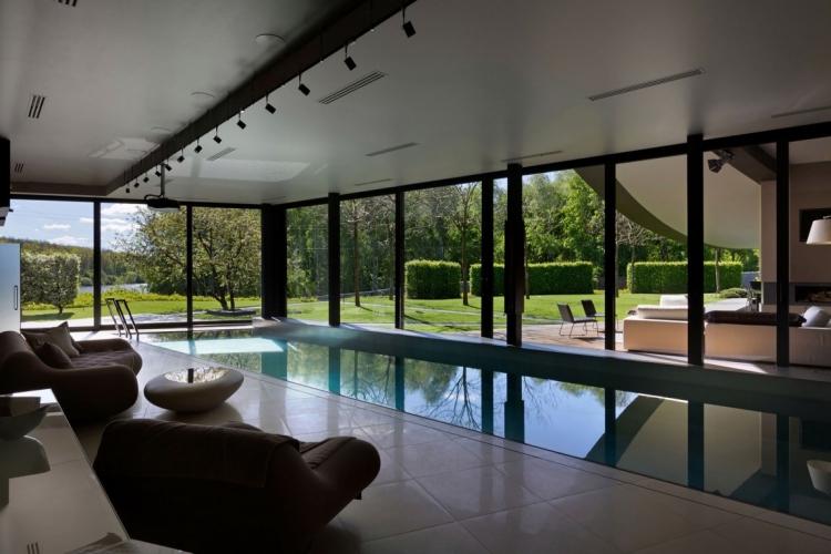 jardin et terrasse -vue-nature-piscine-moderne-baies-vitrees-coulissantes