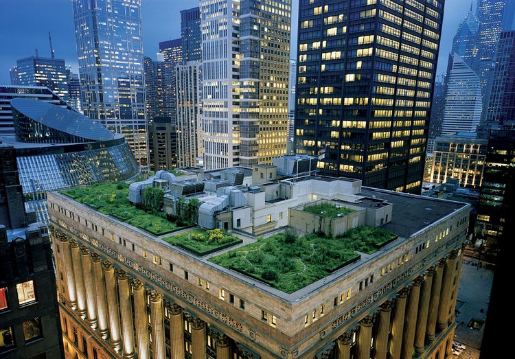 jardin sur le toit -pleine-ville-ultra-moderne