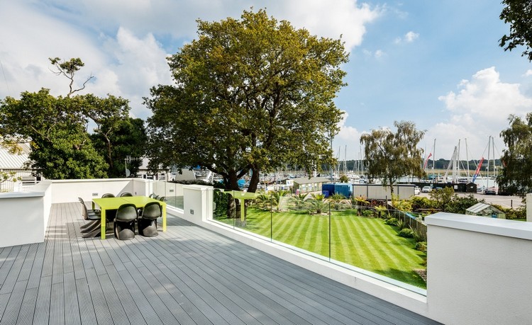 jardin sur le toit –terrasse-gazon-arbres-garde-corps-verre