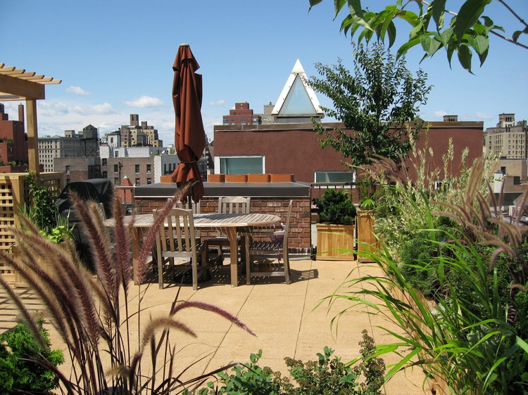 jardin sur le toit –terrasse-graminees-ornementales-mobilier-bois