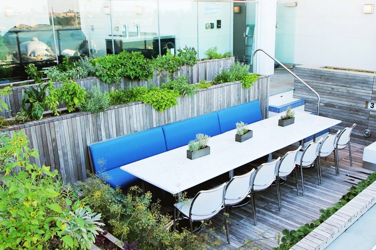 jardin sur le toit –terrasse-parterres-sureleves-plantes-couvre-sol-banc-bleu-chaises-blanches