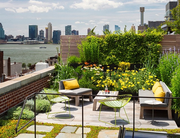 jardin sur le toit –terrasse-plantes-couvre-sol-chaises-acapulco-banc-bois-fleurs