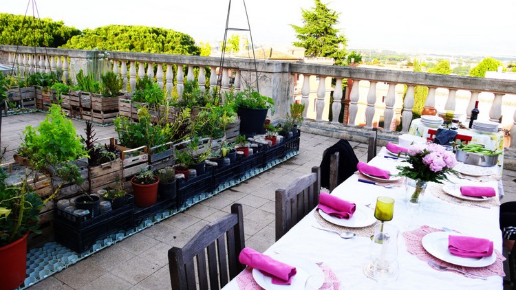 jardin sur le toit –terrasse-plantes-cultiver-conteneurs-table-manger
