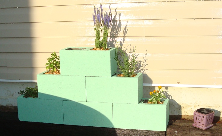 jardin-vertical-pyramidal-jardinière-béton-parpaings-peints-vert-pastel