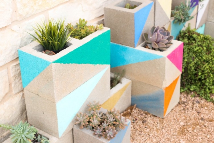 jardinière béton faire soi-même parpaings peints plantes succulentes