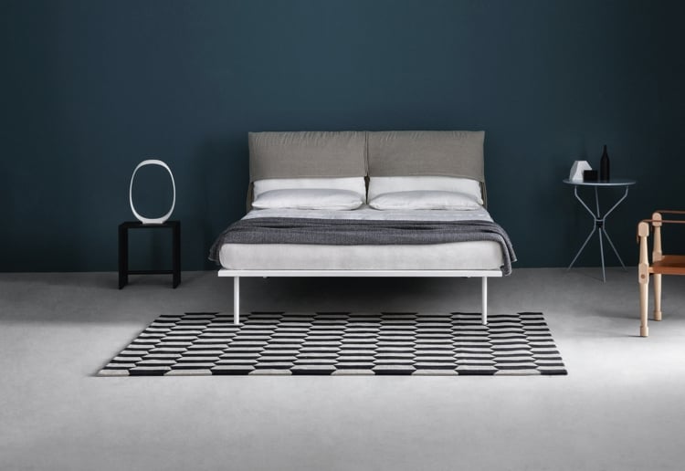 lit-deux-places-design-1017-zanotta-gris-tapis-noir-blanc