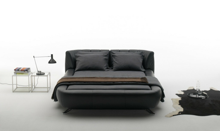 lit-deux-places-design-1164-cuir-noir-métal-tapis-peau-bête