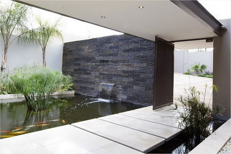 maison-design-moderne-bassin-carpes-koi-cascade-côté-portillon