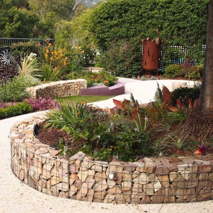 massif jardin surélevé –gabion-rond-remplissage-pierre-concassée