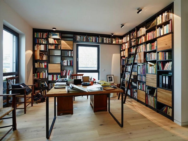 meuble-bibliothèque-noir-bois-clair-plancher-assorti-bureau-maison-design