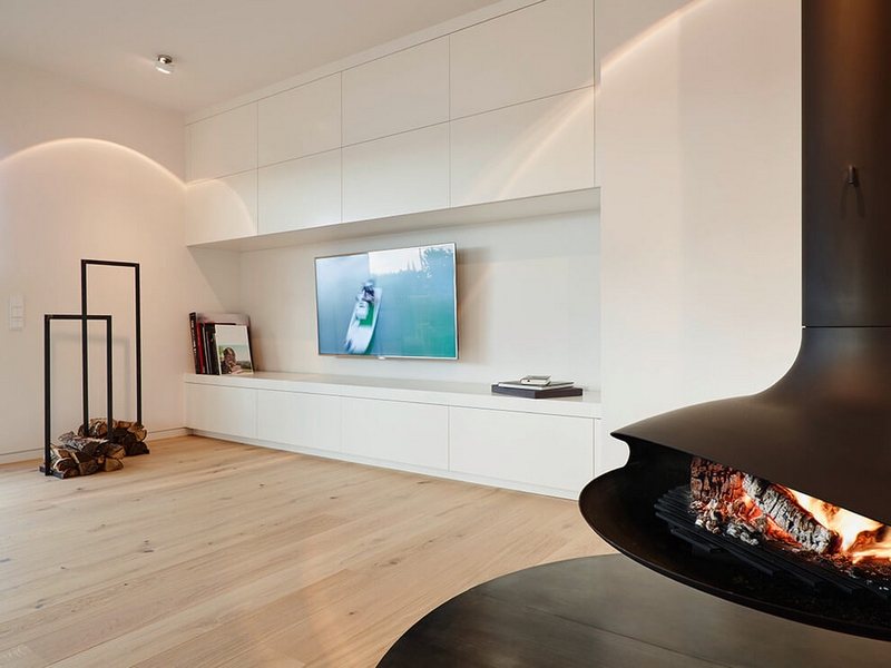 meuble tv blanc mat plancher-bois-clair-cheminée-centrale-suspendue