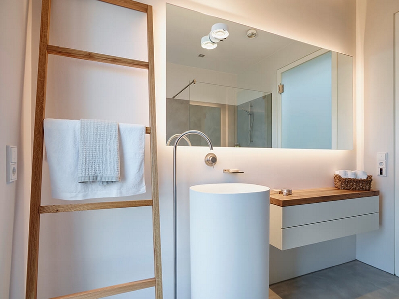 meubles-blanc-bois clair massif miroir lumineux salle de bain design moderne exclusif